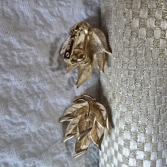 Gold Necklace and Silver Clutch Set - Picture 4 of 4